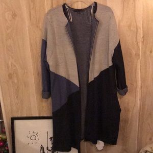 Color block open front duster with pockets. EUC